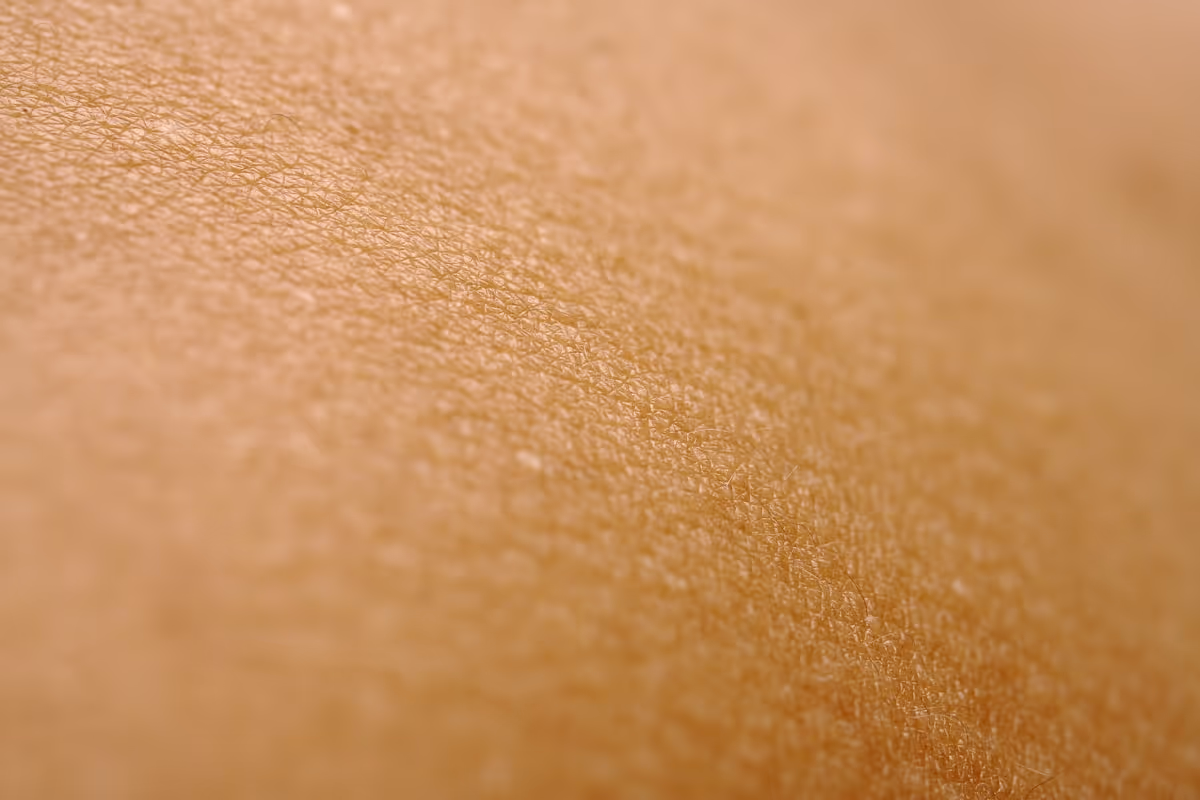 Close-up de textura de pele humana, sem rosto ou dados identificáveis do paciente