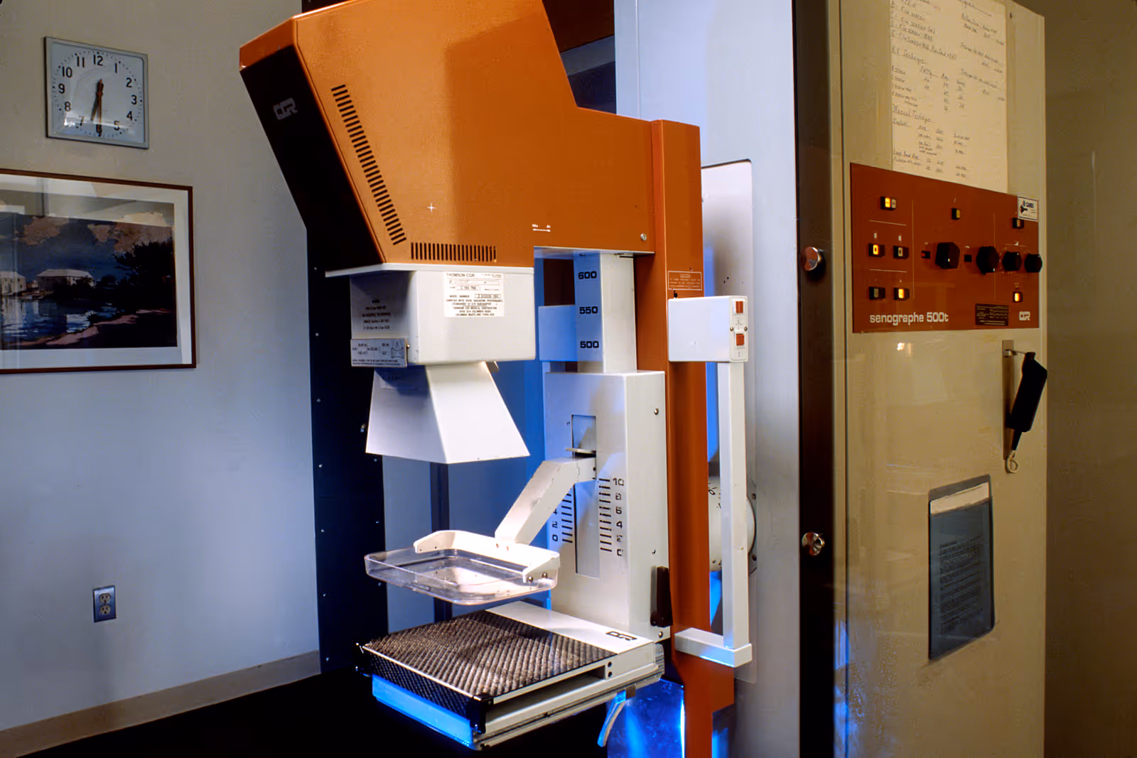Equipamento de mamografia Senographe em sala clínica vazia