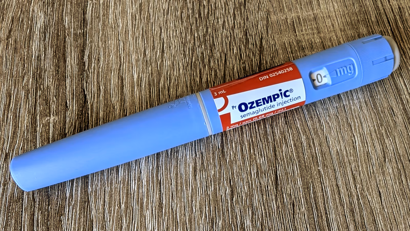 Caneta injetora Ozempic com rótulo de semaglutida visível