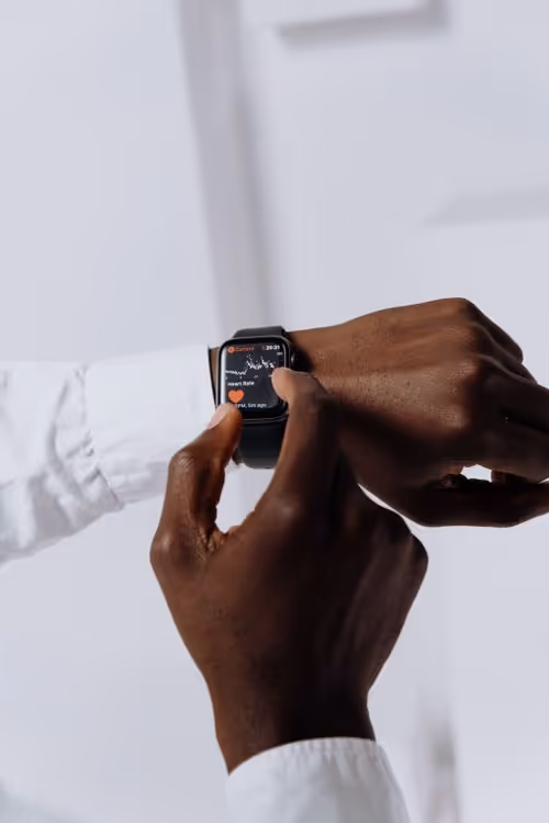 Mão usando Apple Watch prateado com pulseira branca, tela de saúde visível