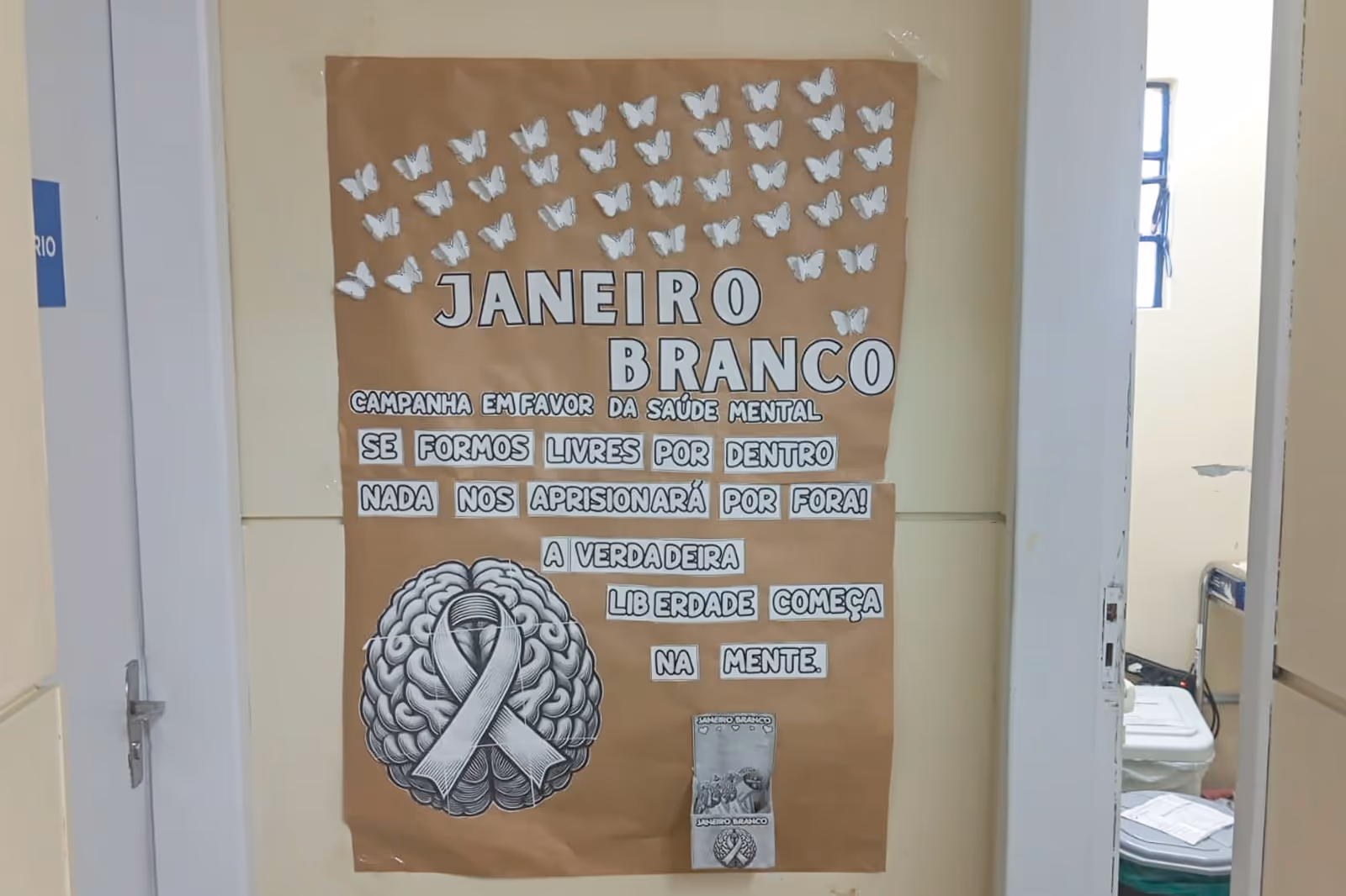 Material da campanha Janeiro Branco exposto em unidade de saúde municipal de Porto Alegre, RS