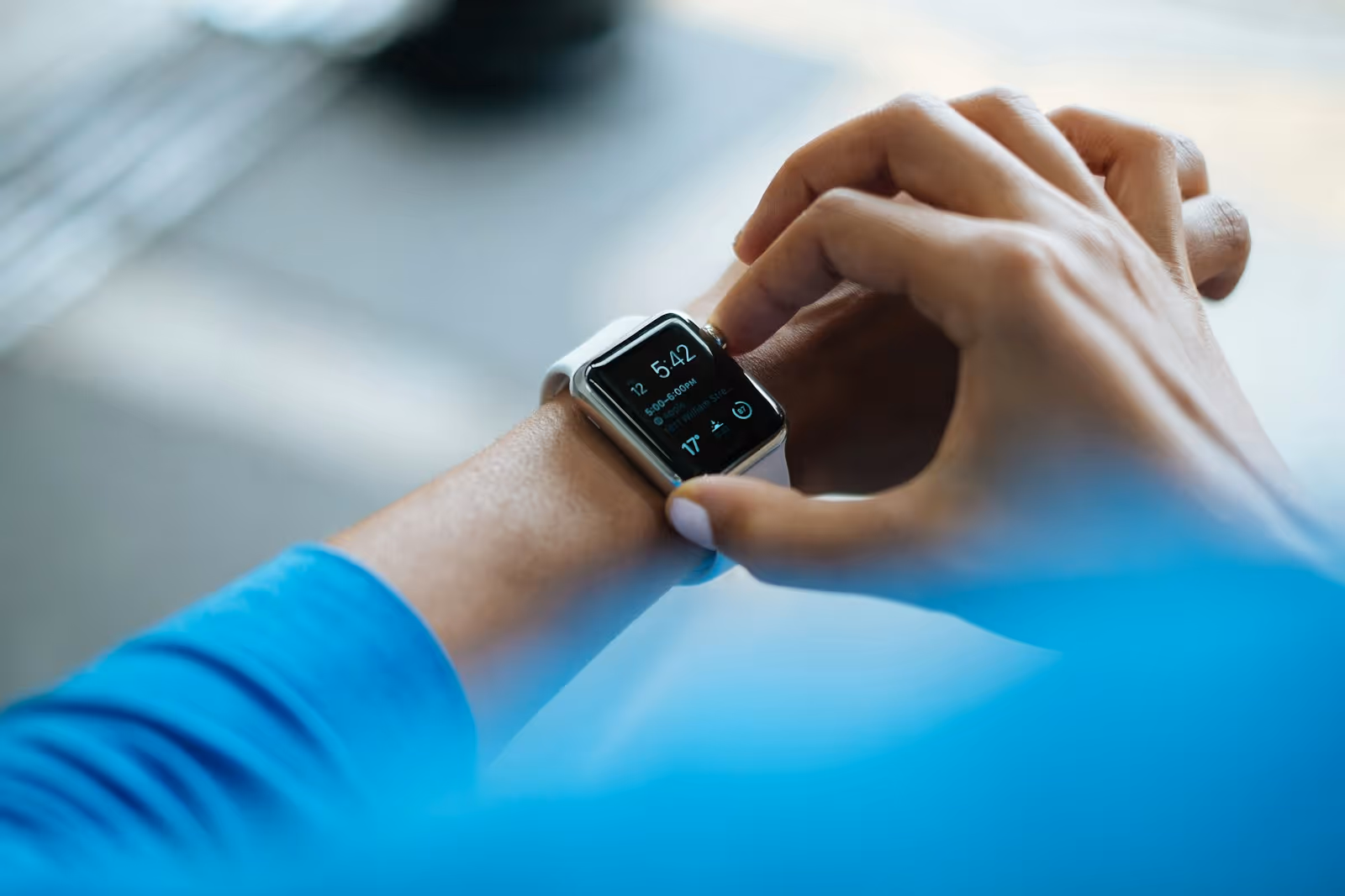 Pessoa usando Apple Watch no pulso, com a tela do relógio visível